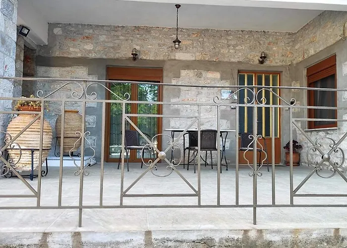 Traditional House Alepis In شقة أريبوليس